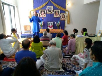 Devarshi Giving Satsang in Ahmedabad